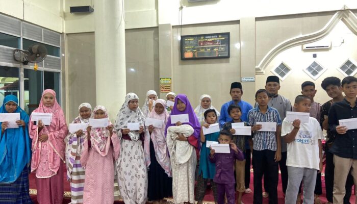 Pemerintah Desa Sikapak Timur Bersama Pengurus Masjid Taqwa Serahkan Santunan Pada Anak Yatim