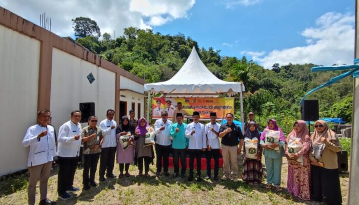 Bupati Solok Selatan Salurkan Bantuan Pangan Cadangan Beras Pemerintah di Nagari Pakan Rabaa Utara