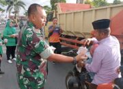 Kodim  0306/50 Kota Bagikan Takjil ke Pengguna Jalan