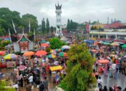 Selama Libur Lebaran, PKL Membludak di Kawasan Jam Gadang