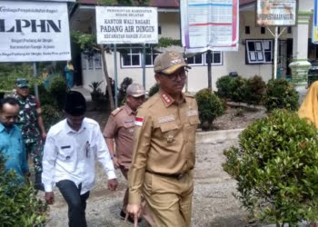 Bupati Solok Selatan Serahkan Bantuan Pangan Beras dan Resmikan Pos Gizi di Nagari Padang Air Dingin