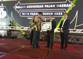 Setor PPJ Daerah Rp115 Miliar, Manager PLN UP3 Padang Terima Penghargaan dari Walikota Hendri Septa