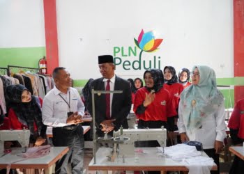 Penyandang Disabilitas di Pesisir Selatan Makin Produktif Berkat Bantuan Mesin Jahit Listrik dari PLN Sumbar