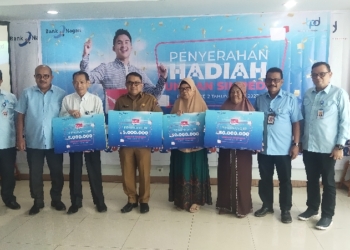 Bank Nagari Serahkan Hadiah Undian Simpeda kepada 16 Nasabah