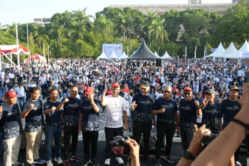 Dirut PT Semen Padang, Asri Mukhtar dan Gubernur Sumbar, Mahyeldi dan jajaran direksi PT Semen Padang berfoto bersama peserta Jalan Sehat. IST