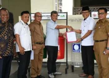 Jelang Ramadan, Semen Padang Serahkan 20 Bak Sampat Terpilah untuk Masjid Raya Sumbar