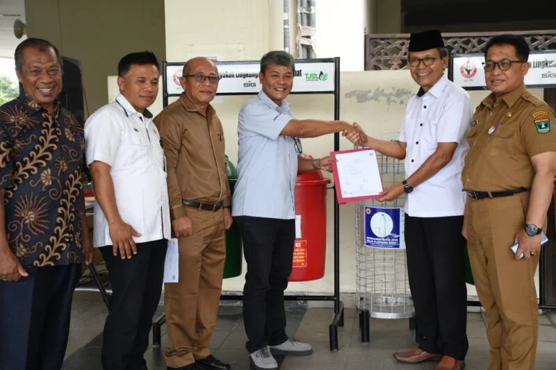 PT Semen Padang menyerahkan bantuan 20 bak sampah terpilah dan satu unit tempat sampah botol plastik kepada Masjid Raya Sumbar, Selasa (21/3). IST
