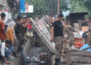 Lama Tak Tersentuh, Bangunan Pedagang di Jalan Hamka dan Tunggul Hitam Akhirnya Dibongkar Pol PP Padang