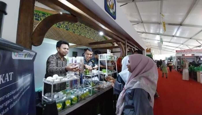 Produk Minuman dan Kesehatan Karya Siswa SMTI Padang Diburu Pengunjung PENAS Tani XVI