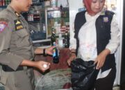 Puluhan Botol Minol Disita Pol PP Padang saat Razia Minggu Dini Hari