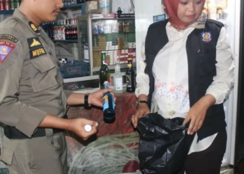 Puluhan Botol Minol Disita Pol PP Padang saat Razia Minggu Dini Hari