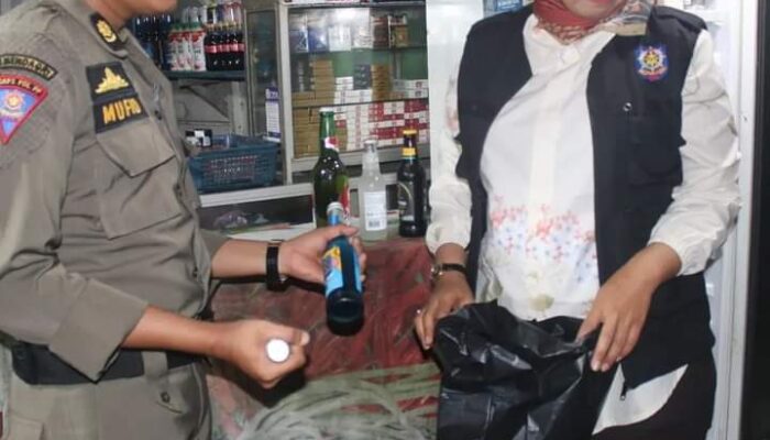 Puluhan Botol Minol Disita Pol PP Padang saat Razia Minggu Dini Hari