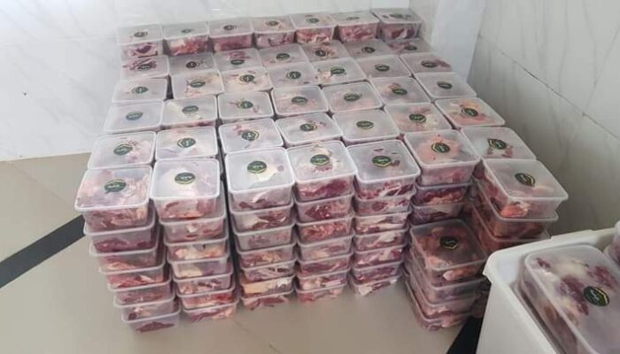 Keren! Gunakan Box Plastik, Pembagian Daging Kurban di Mushalla Ini Patut Dicontoh