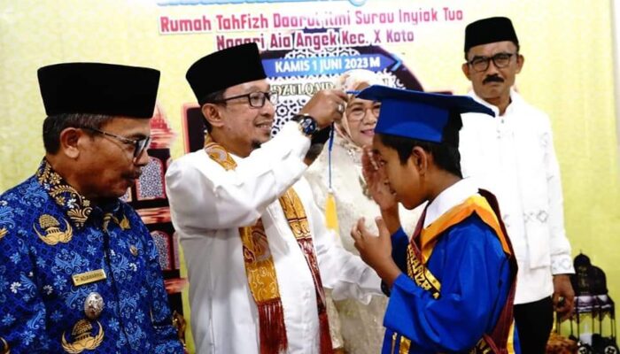 Bupati Tanah Datar Eka Putra Hadiri Wisuda Hafiz di Aie Angek