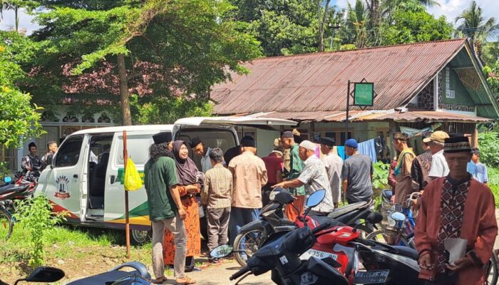 Jumat Berkah, Haji Almaisyar Bagikan Nasi Bungkus di Lamposi