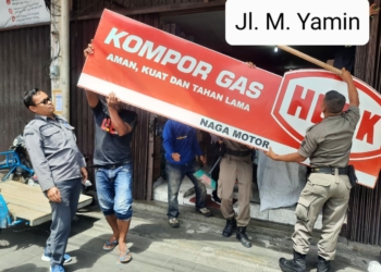 10 Tiang Reklame Ilegal Dibongkar Tim Gabungan Pemko Padang