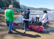 1,2 Ton Sampah Terkumpul saat Relawan PLN  Bersihkan Pantai Air Manis Padang