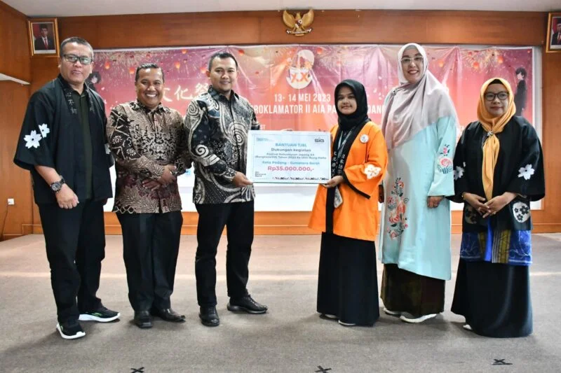 Penyerahan bantuan CSR kepada panitia Bunkasai UBH. IST