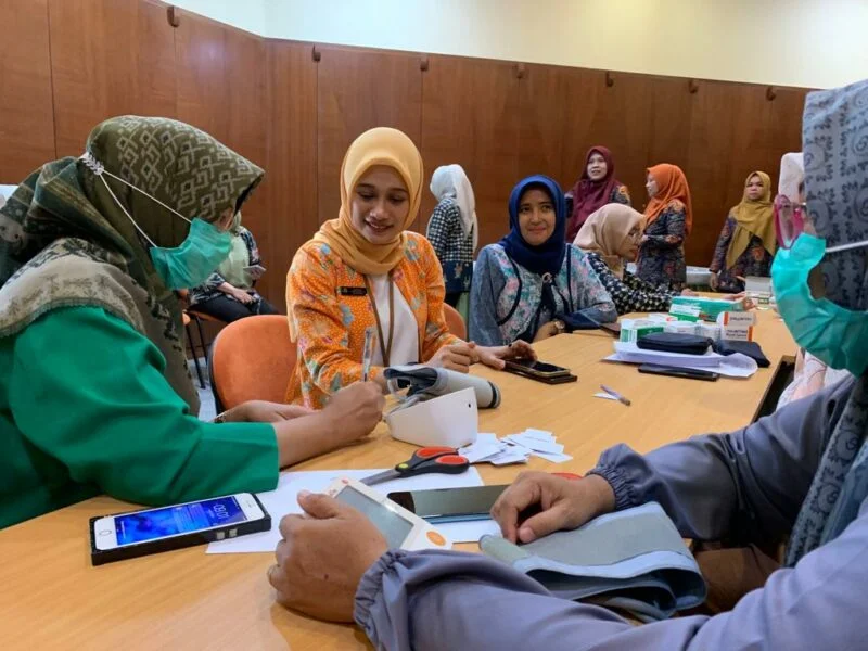 Proses skrining kesehatan karyawan Semen Padang oleh Puskesmas Luki. IST