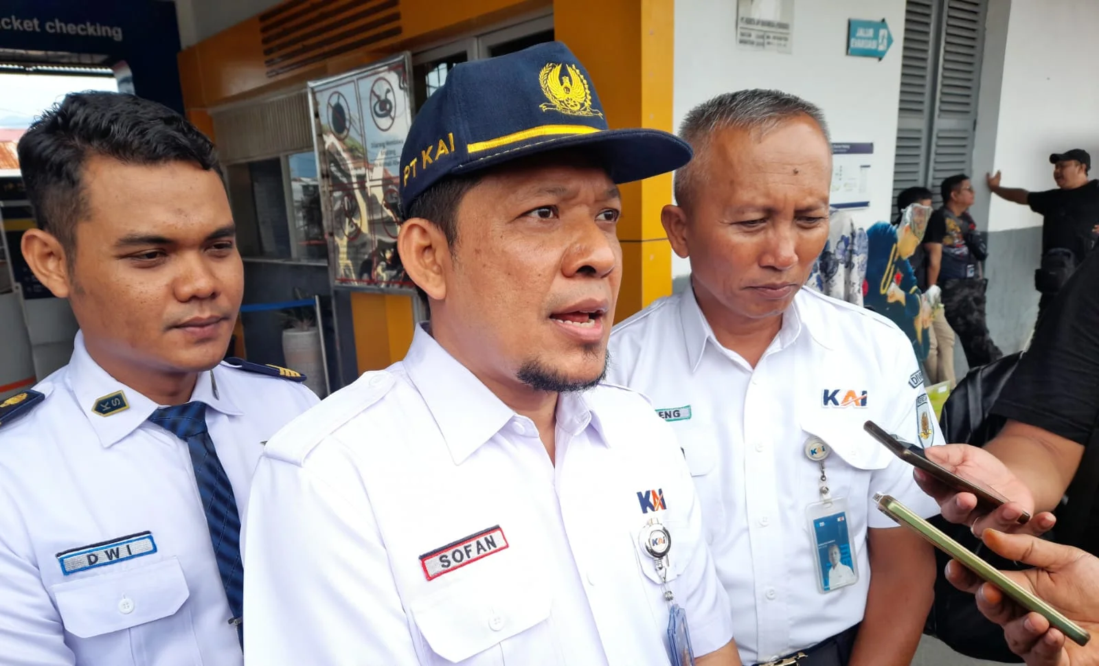 Vice President PT KAI (Persero) Divisi Regional II Sumbar, Sofan Hidayah  memberi keterangan pers, di Stasiun Padang, Kamis (1/6)