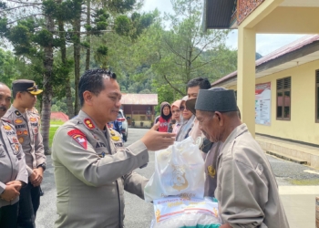 Peduli Terhadap Masyarakat, Kapolres Solok AKBP Apri Wibowo Serahkan Bantuan Sembako