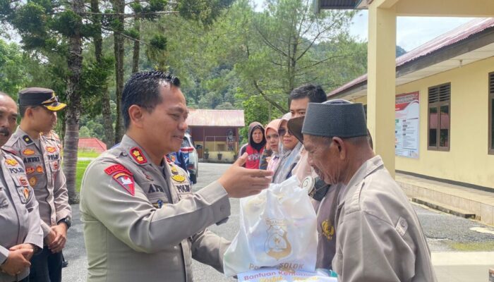 Peduli Terhadap Masyarakat, Kapolres Solok AKBP Apri Wibowo Serahkan Bantuan Sembako