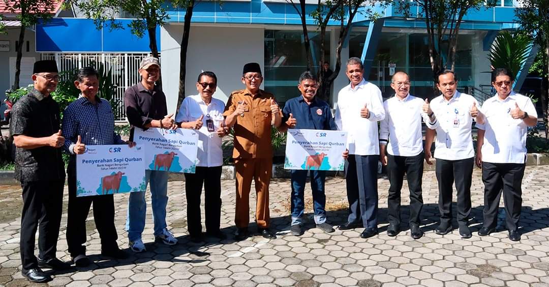 Direktur Utama Bank Nagari M. Irsyad saat menyalurkan bantuan enam ekor sapi kurban di lapangan parkir Kantor Dana Pensiun Bank Nagari Jl. Pemuda Padang, Selasa (27/6).Disaksikan Wali Kota Padang Hendri Septa, Direktur Operasional Syafrizal, Direktur Kredit dan Syariah Gusti Candra, Direktur Kepatuhan Restu Wirawan serta para komisaris, pemimpin divisi dan pemimpin cabang. AFRIANITA