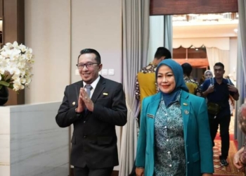 Bupati dan Ketua TP PKK Tanah Datar Terima Penghargaan dari Presiden RI