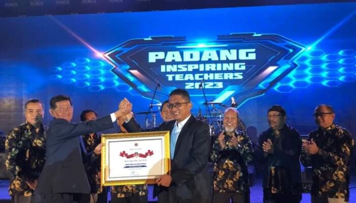 Peduli Pers, Walikota Padang Terima Penghargaan dari PWI Sumatera Barat