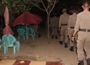 Satpol PP Padang Sita Payung-payung PKL yang Berjualan di Pantai Muaro Lasak