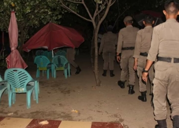 Satpol PP Padang Sita Payung-payung PKL yang Berjualan di Pantai Muaro Lasak