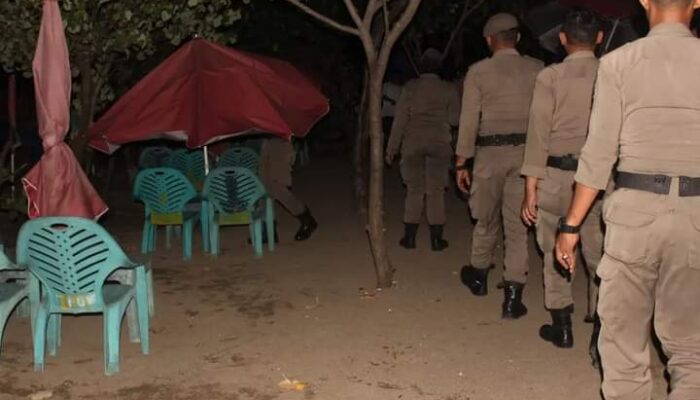 Satpol PP Padang Sita Payung-payung PKL yang Berjualan di Pantai Muaro Lasak