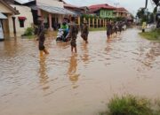 Pasca Banjir, Satpol PP Padang Bantu Bersihkan Rumah Warga yang Dipenuhi Lumpur