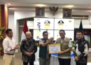 Pemko Padang Terima Dana Siap Pakai Rp250 Juta, Korban Longsor Dapat Santunan