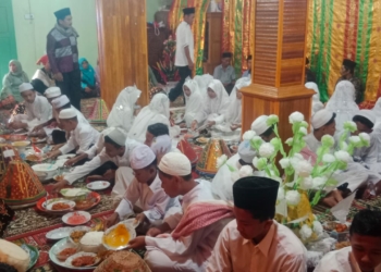 Khatam Al Qur’an Santri Surau Ampalu Nagari Tanjung Balik Solok Berlangsung Meriah