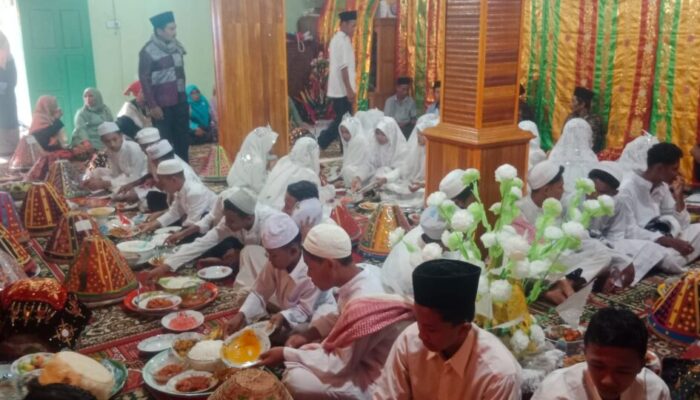 Khatam Al Qur’an Santri Surau Ampalu Nagari Tanjung Balik Solok Berlangsung Meriah