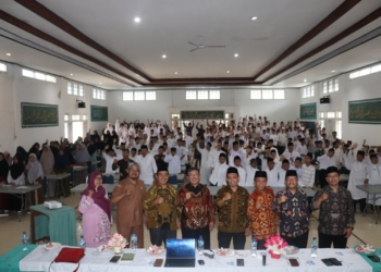 Guru Besar UIN Raden Fatah Palembang Bakar Semangat Percaya Diri Santri Thawalib Padang Panjang