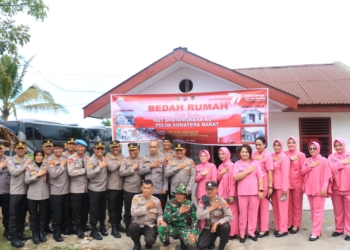 Bentuk Kedekatan Pimpinan dengan Anak Buah, Kapolda Sumbar Hadiri Bedah Rumah