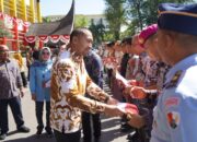 Bersama Wakil Gubernur Audy Joinaldy, PLN Sumbar Bagikan 500 Bendera untuk Masyarakat