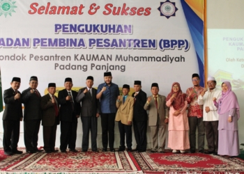 Ketua PW Muhammadiyah Sumbar Kukuhkan Pengurus BPP Pesantren Kauman Padang Panjang