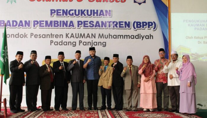 Ketua PW Muhammadiyah Sumbar Kukuhkan Pengurus BPP Pesantren Kauman Padang Panjang