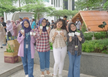 Bio Farma Libatkan Karyawan Lestarikan Lingkungan melalui Program Botol Bekas Ditukar Tanaman