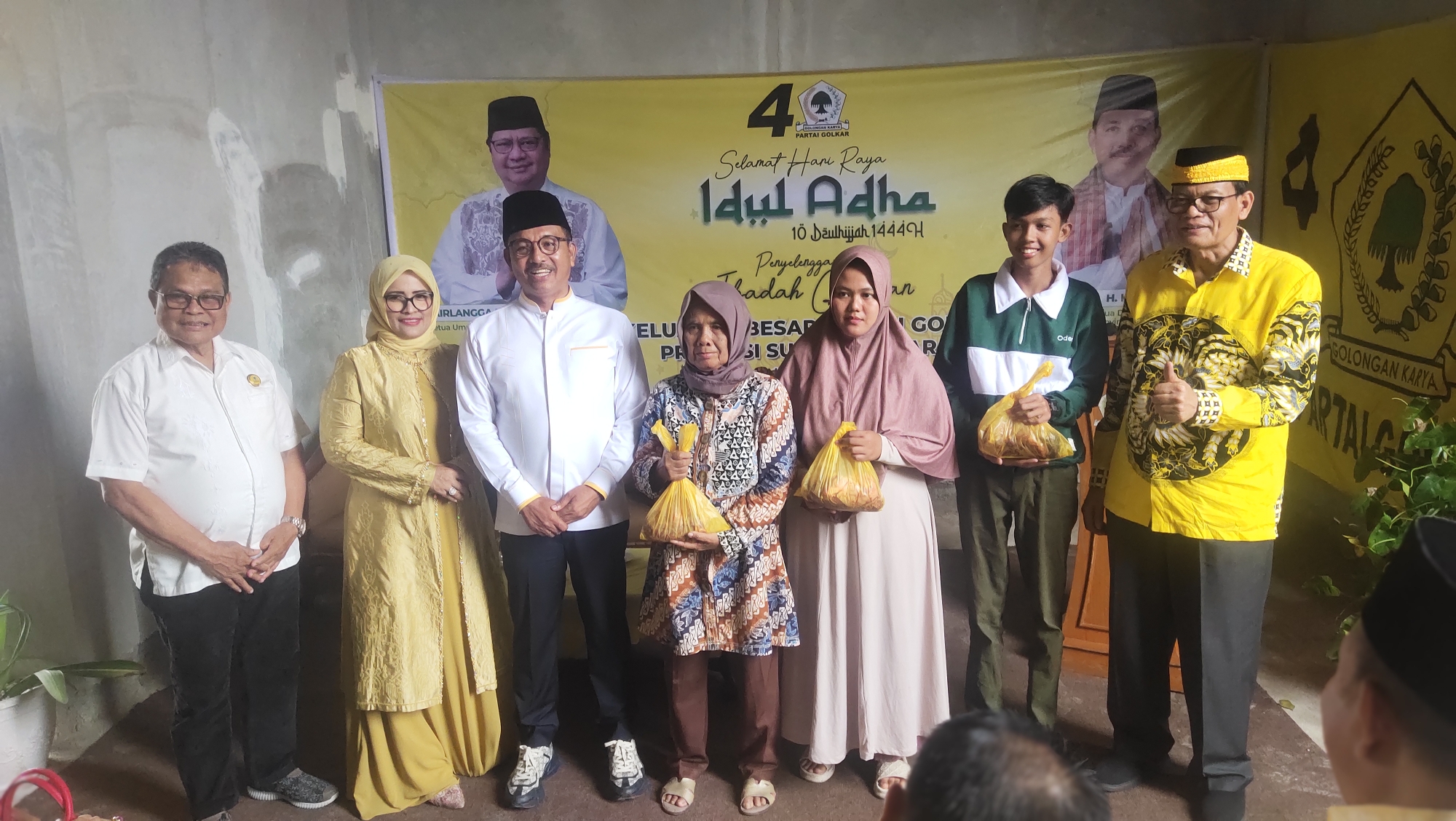 Ketua DPD Partai Golkar Khairunas saat membagikan daging kurban di Kantor Golkar Sumbar yang baru Jl. Pramuka Padang, Jumat (30/6). AFRIANITA