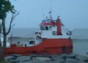 Hujan Deras, Badai dan Ombak Besar, Sejumlah Kapal dan Perahu Nelayan Terhempas ke Pantai Padang