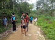 Warga Jorong Koto Sawah Nagari Pintu Padang Bersama Mahasiswa KKN UIN Padang Goro Bersihkan Jalan