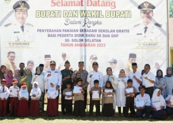 Hebat! Saat Daerah Lain Heboh Seragam Sekolah Mahal, di Solok Selatan Justru Dibagikan Gratis Sampai ke Murid TK
