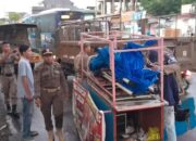 Hampir Semua Badan Tertutup, Pol PP Padang Tertibkan Gerobak PKL di Jalan Aru Lubuk Begalung