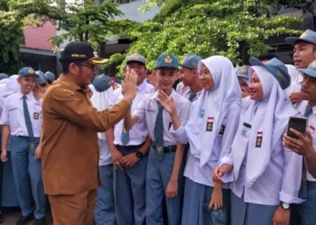 Siswa SMAN 4 Padang Terima e-KTP, Walikota Hendri Septa Wanti-wanti Hindari Tawuran dan Narkoba