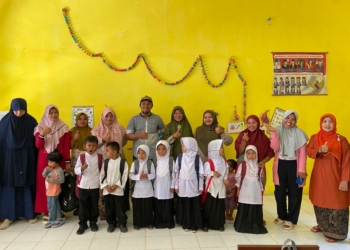 Pemerintah Desa Sikapak Timur Bantu Seragam Sekolah Siswa Kurang Mampu di SDN 16 Sikatim