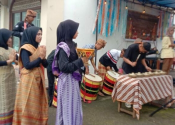 Sadiah Jo Sanang! Papisahan Mahasiswa KKN UNP di Nagari Batipuh Ateh Dibuka Jo Tari Pasambahan, Ditutuik Makan Basamo Lamang Kujuik